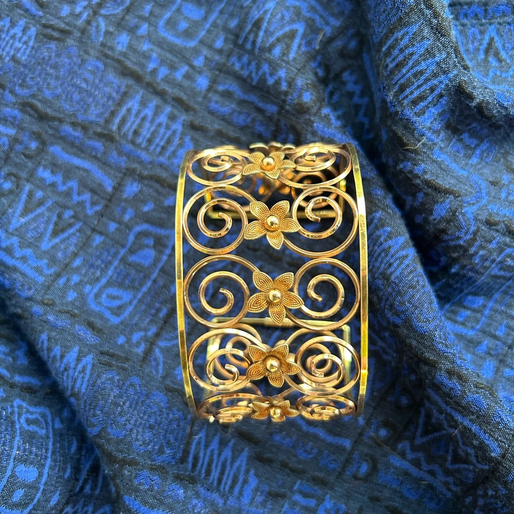 Elegant Gold Floral Bracelet